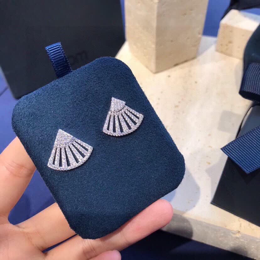 APM Monaco Elegant Fan-Shaped Diamond Stud Earrings